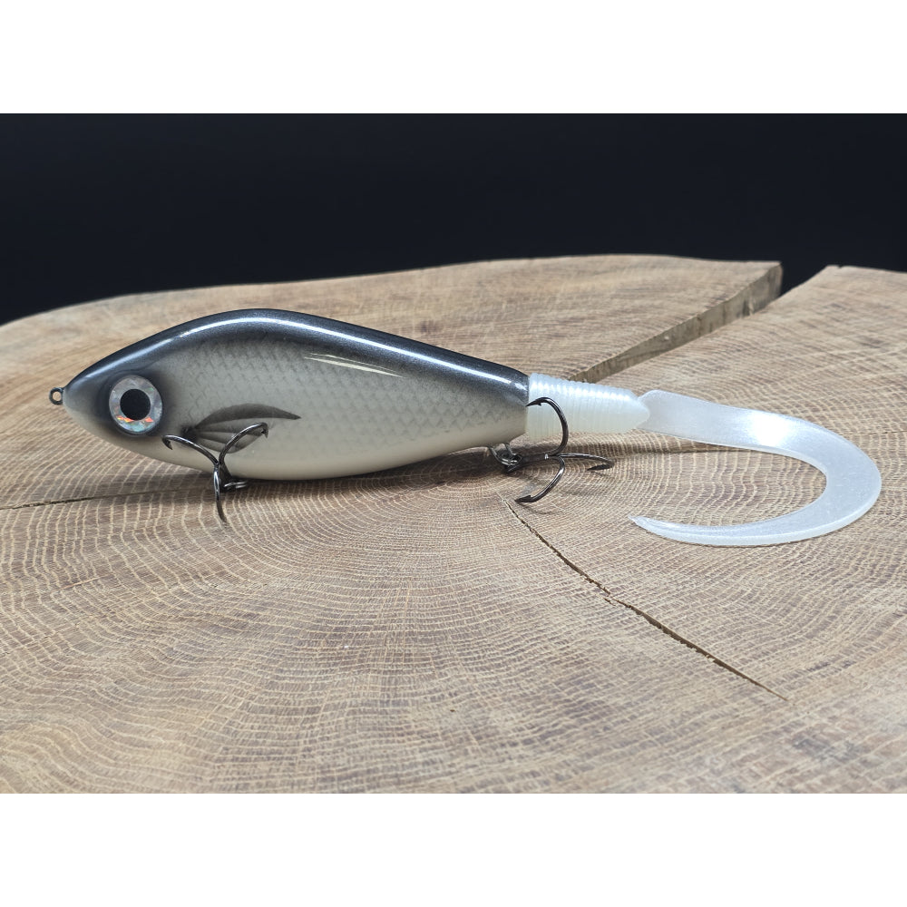 One 100Plus Lures Sting 13.5cm 125g Black Roach