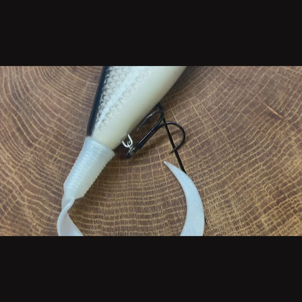 Load video: One 100Plus Lures Sting 13.5cm 125g Black Roach