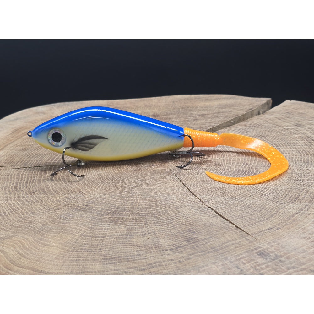 One 100Plus Lures Sting 13.5cm 125g Royal Roach